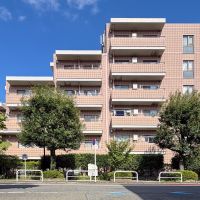 世田谷区大蔵の賃貸物件/カクカクとした外観。目の前の広場にはベンチもあるので、ちょっとした息抜きにもってこい