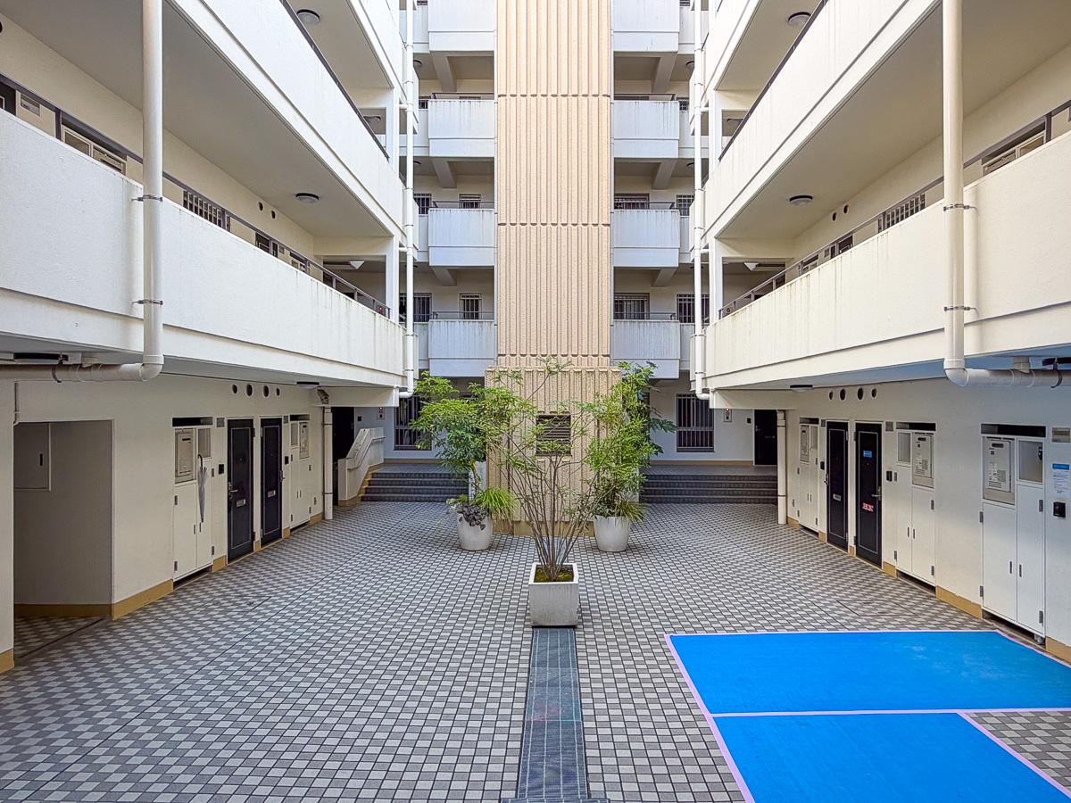 世田谷区大蔵の賃貸物件/エントランスを抜けると、開放感のある共用部