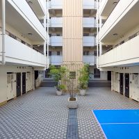 世田谷区大蔵の賃貸物件/エントランスを抜けると、開放感のある共用部
