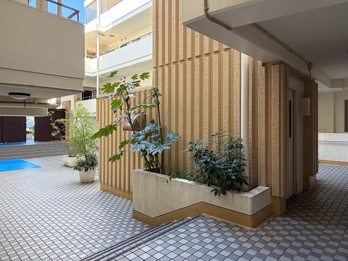 世田谷区大蔵の賃貸物件/エレベーター周りの植栽が良い雰囲気