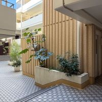 世田谷区大蔵の賃貸物件/エレベーター周りの植栽が良い雰囲気