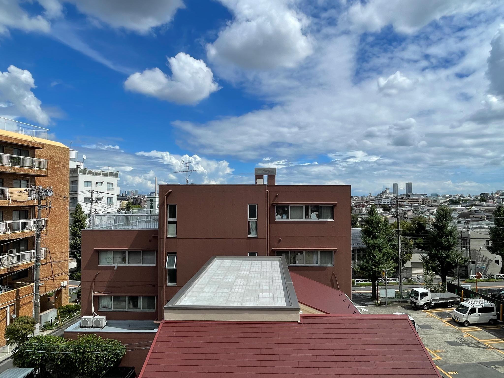 目黒区上目黒の賃貸物件/すっきりと抜けた夏の空。気持ちのいい風が通ります