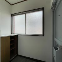 目黒区上目黒の賃貸物件/玄関にも窓があります