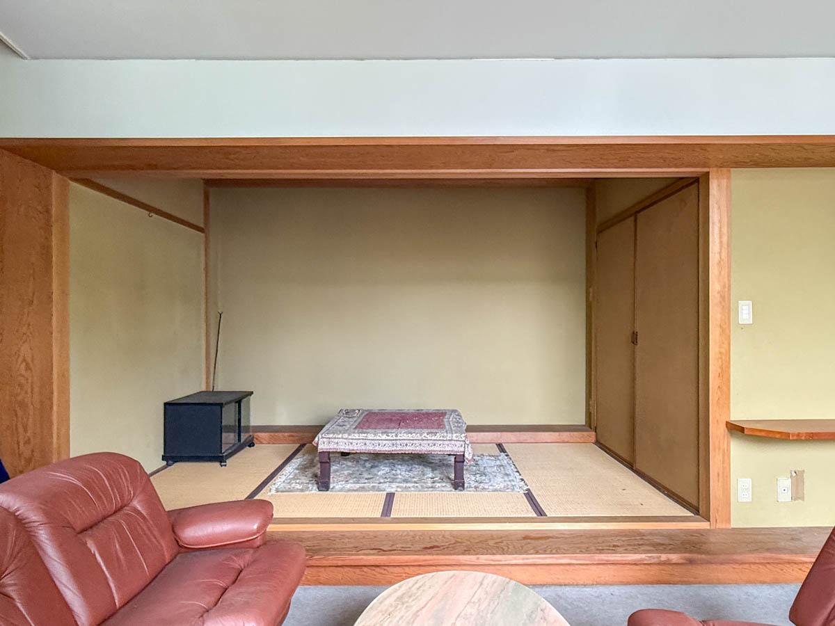  静岡県伊豆市修善寺の売買物件/応接間の脇には、和物の美術品を飾るためにつくった和室