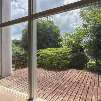  静岡県伊豆市修善寺の売買物件/ガラス窓からの景色。木々に守られ、外からの視線を感じないのが威力