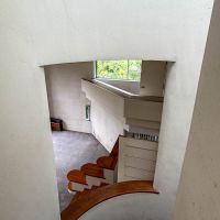  静岡県伊豆市修善寺の売買物件/階段の壁には開口があり、その先の奥行きを楽しめる
