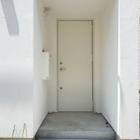 豊島区南長崎の売買物件/外壁から深く窪んだようなデザインの玄関ポーチ