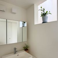 豊島区南長崎の売買物件/洗面。階段との間の壁を開口させていて、光が入ってくるのが心地よい