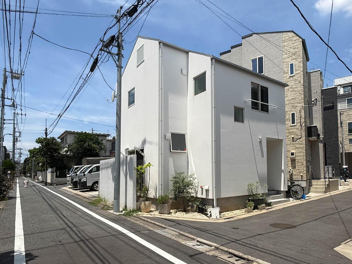 豊島区南長崎の売買物件/すっきりとした白い外観。角地に建つことで周囲が開けています◎