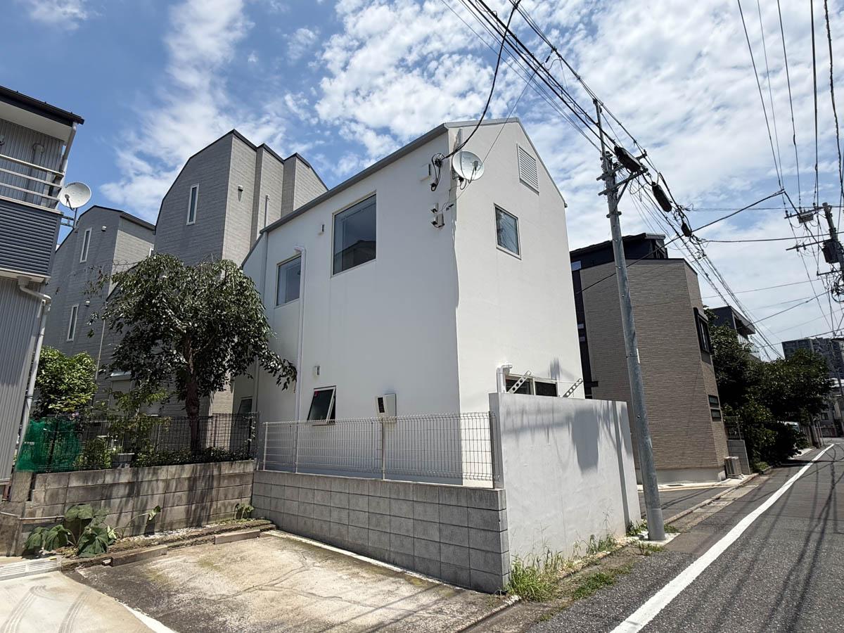 豊島区南長崎の売買物件/西側の外観。隣地が駐車場になっているため、開けています