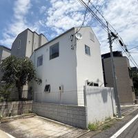 豊島区南長崎の売買物件/西側の外観。隣地が駐車場になっているため、開けています