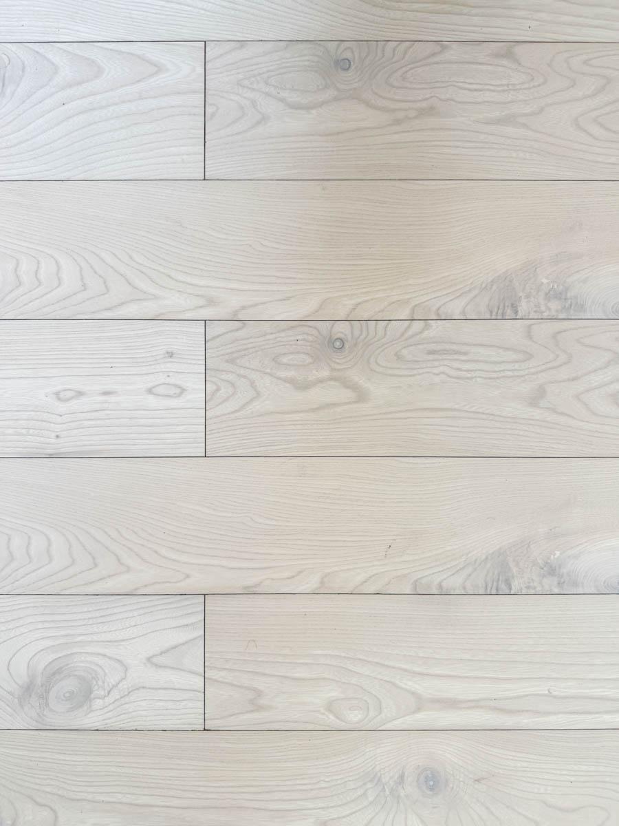 豊島区南長崎の売買物件/白いカラーがかかったオークのフローリング。天然木の質感を楽しめる複合フローリングになっています