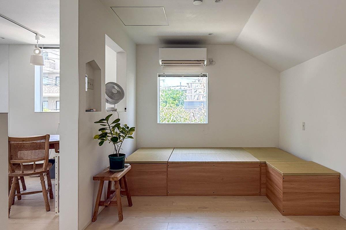 豊島区南長崎の売買物件/ダイニング脇の洋室に移動可能な小上がりをつくり、その上に布団を敷いて寝室としています。リビングのようにゴロゴロとするスペースとしても