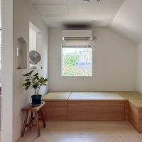 豊島区南長崎の売買物件/ダイニング脇の洋室に移動可能な小上がりをつくり、その上に布団を敷いて寝室としています。リビングのようにゴロゴロとするスペースとしても