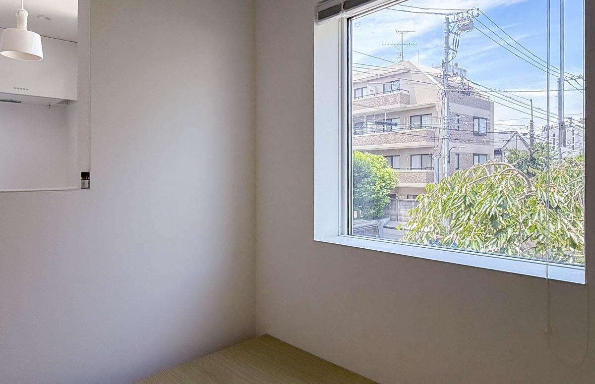 豊島区南長崎の売買物件/小上がり脇の窓からは青空と桜の木。穏やかな景色を楽しめます