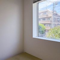 豊島区南長崎の売買物件/小上がり脇の窓からは青空と桜の木。穏やかな景色を楽しめます