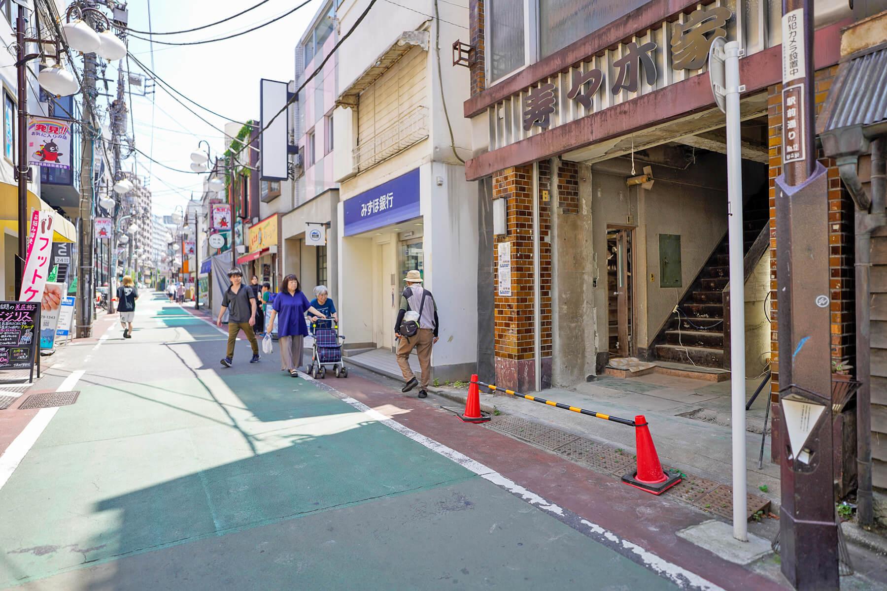 世田谷区松原の賃貸物件/目の前の通りは駅前の商店街。人通りが多いので、工事をしていると「何になるのか」気になる方が工事の様子を覗いていきます