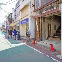 世田谷区松原の賃貸物件/目の前の通りは駅前の商店街。人通りが多いので、工事をしていると「何になるのか」気になる方が工事の様子を覗いていきます。ちなみに『寿々木家』の文字はそのまま残ります。昔の名残を感じられるように、そんなに外観は変えない予定です