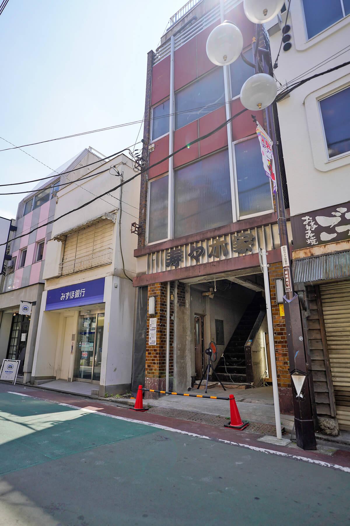 世田谷区松原の賃貸物件/外観。下高井戸駅の北側に位置し、駅からは徒歩1分の立地。駅前の商店街に面しているので、ふらっとお店に入ってくれそうです