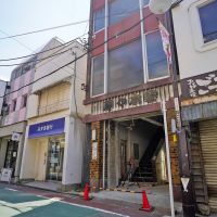 世田谷区松原の賃貸物件/外観。下高井戸駅の北側に位置し、駅からは徒歩1分の立地。駅前の商店街に面しているので、ふらっとお店に入ってくれそうです