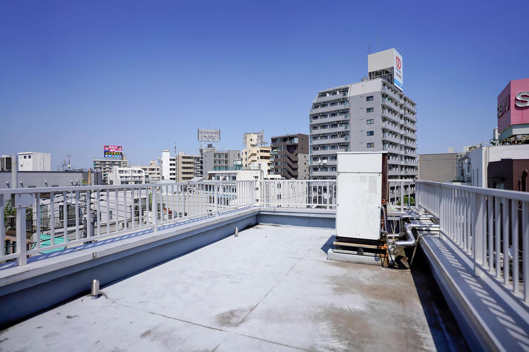 世田谷区松原の賃貸物件/共用の屋上（北側）。写真真ん中の機械は撤去されます