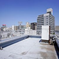 世田谷区松原の賃貸物件/共用の屋上（北側）。写真真ん中の機械は撤去されます