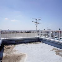 世田谷区松原の賃貸物件/共用の屋上（南側）。これから新しくなる下高井戸駅も見えます