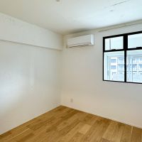 千葉県市川市行徳駅前の賃貸物件/706：LDK横の洋室。内窓があることで、自然光が部屋に差し込みます