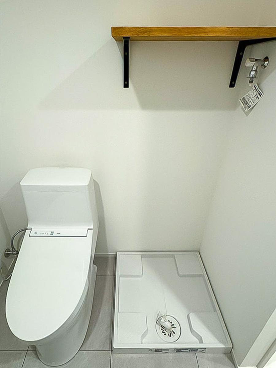 千葉県市川市行徳駅前の賃貸物件/706：ウォシュレット付きのトイレと洗濯機置き場