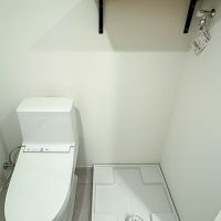 千葉県市川市行徳駅前の賃貸物件/706：ウォシュレット付きのトイレと洗濯機置き場