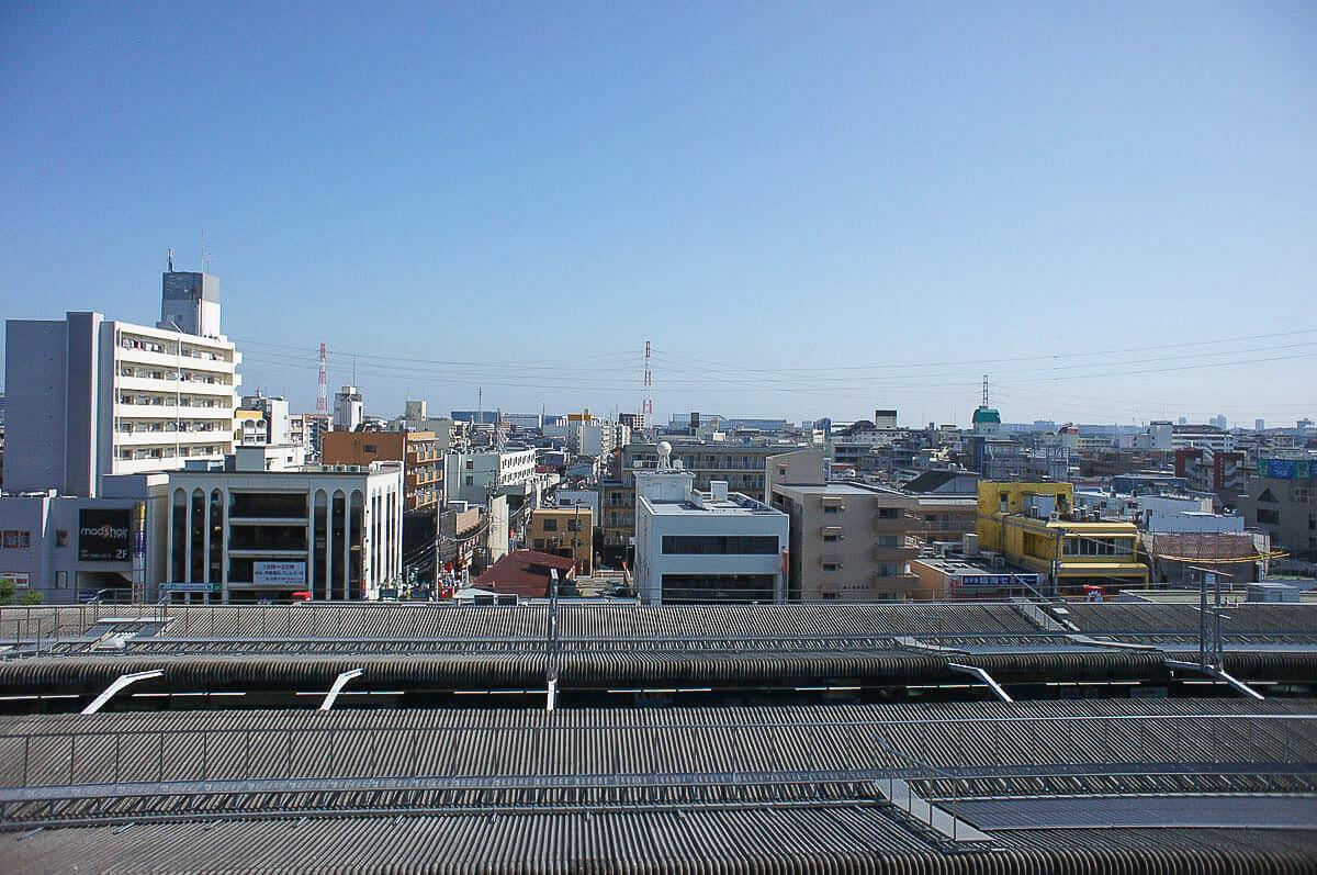 千葉県市川市行徳駅前の賃貸物件/705：バルコニーからの眺望。目の前は遠くまで抜けていて、空が広いです