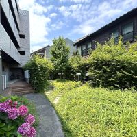 大田区大森中の賃貸物件/中庭を通るアプローチは季節感いっぱい