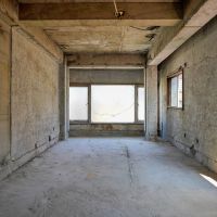 世田谷区松原の賃貸物件/J3（物販店）の区画。商店街に面した区画で、窓が多く、開放的です。商店街側の窓ガラスは透明なものに交換される予定で、それ以外の窓ガラスも透明なガラスに交換することを、現在検討中です。