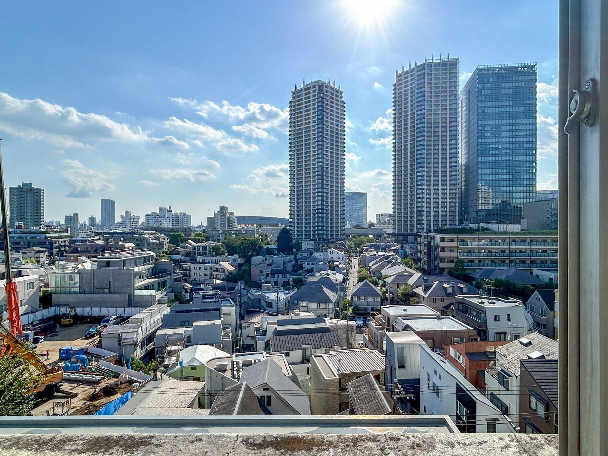 品川区上大崎の賃貸物件/建物の裏手に広がる気持ちのいい景色。目黒駅の方まで抜けています