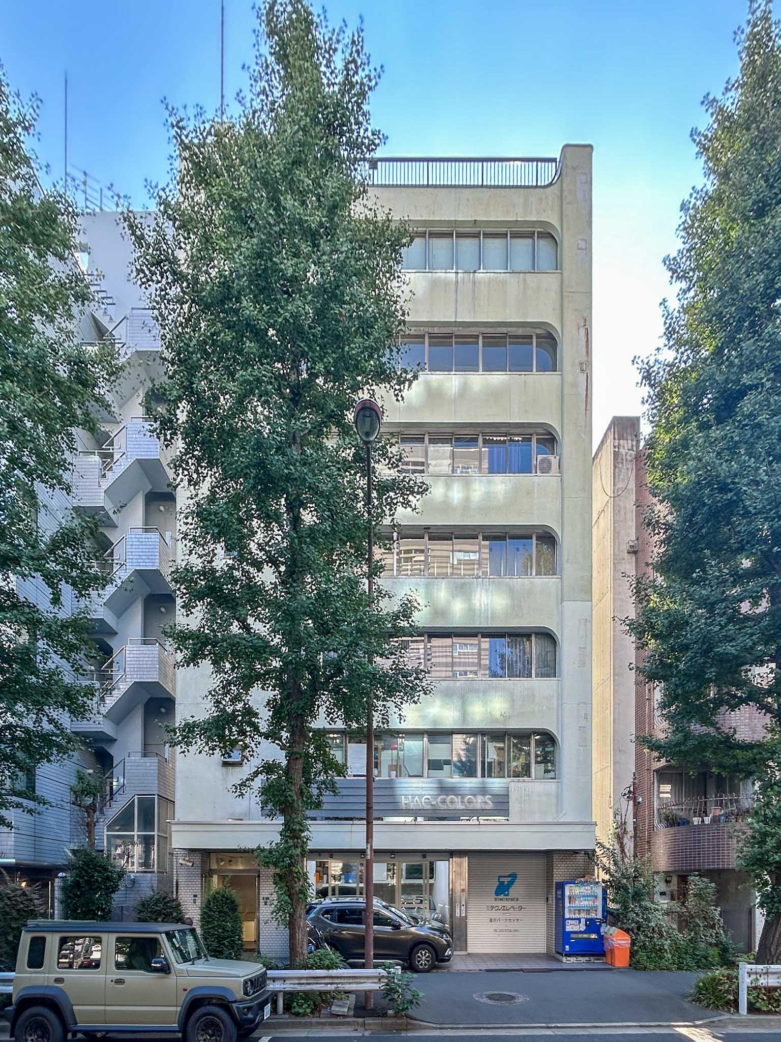 品川区上大崎の賃貸物件/大通り側から見た外観。丸みを帯びた窓の形が印象的