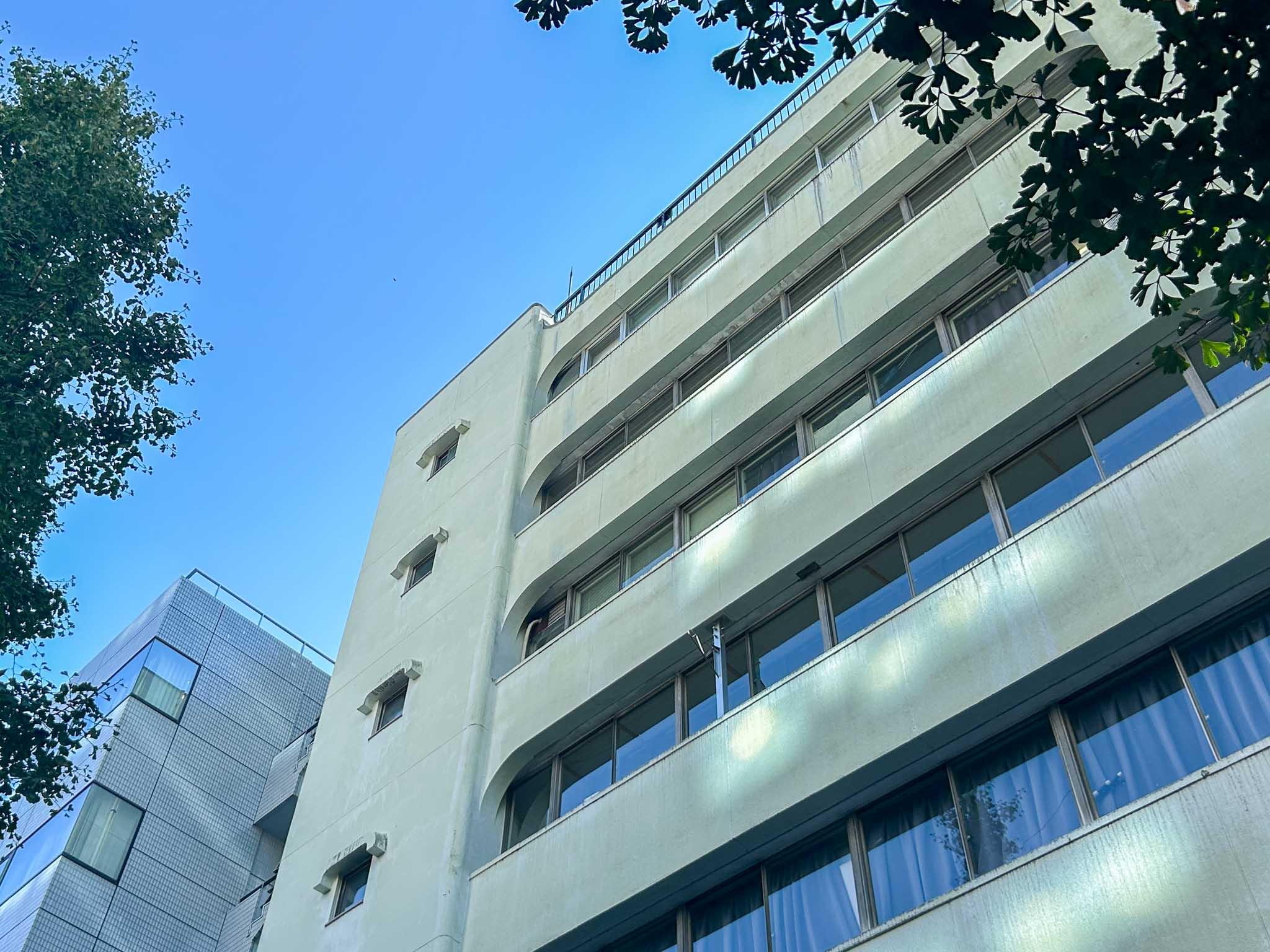 品川区上大崎の賃貸物件/下からみる。色味は薄いグリーン