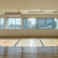 品川区上大崎の賃貸物件/西側スペース。横長の腰窓から、目黒の街のパノラマが広がる