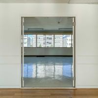 品川区上大崎の賃貸物件/間仕切りにつけられた両開きの扉。建付けはいまいち