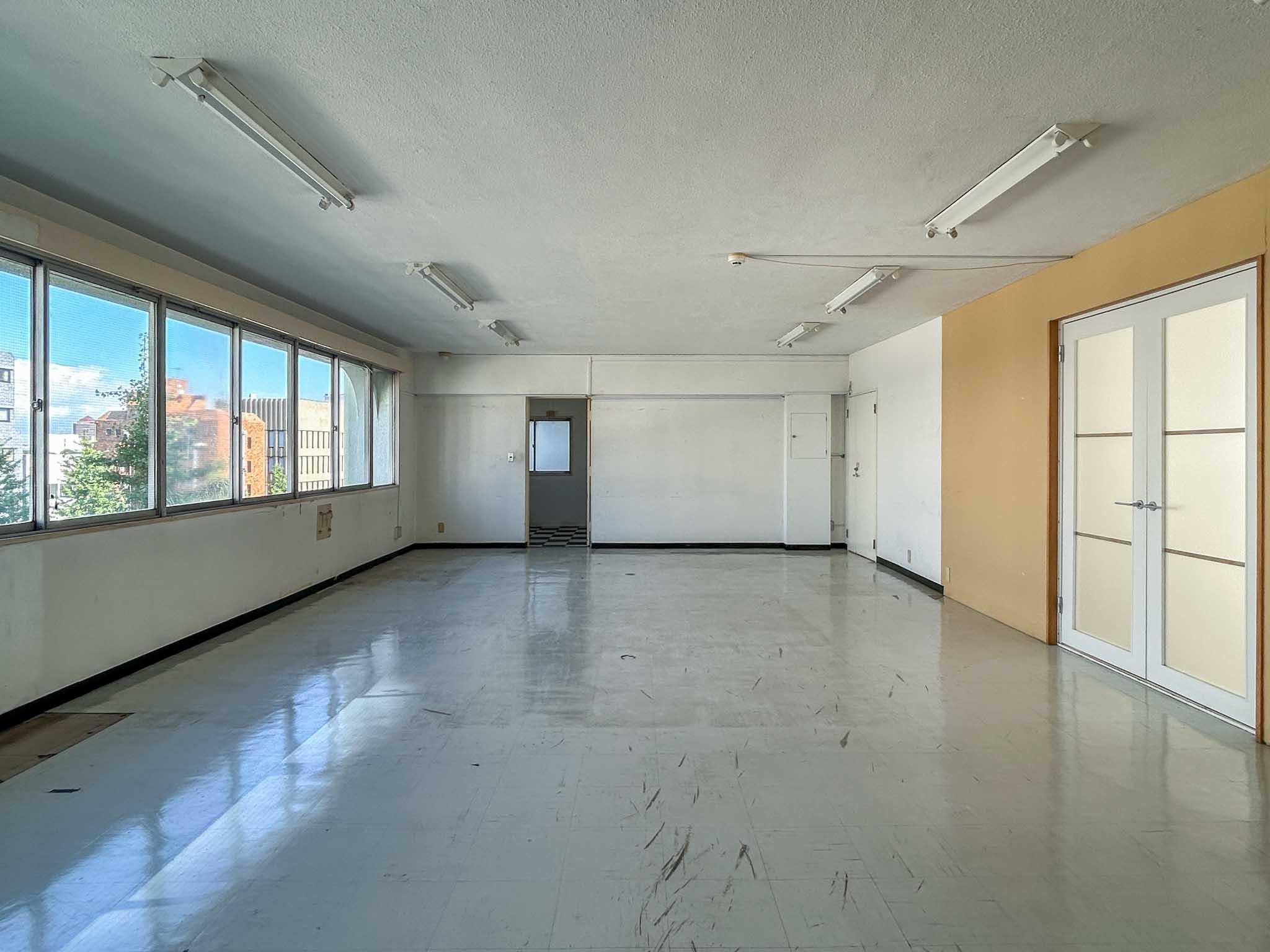 品川区上大崎の賃貸物件/出入り口側をみる。正面の突きあたりに小さい個室があります