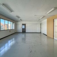 品川区上大崎の賃貸物件/出入り口側をみる。正面の突きあたりに小さい個室があります
