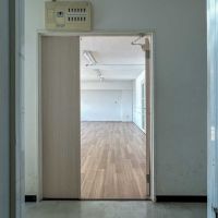 品川区上大崎の賃貸物件/出入り口から間仕切り越しに見る西側スペース
