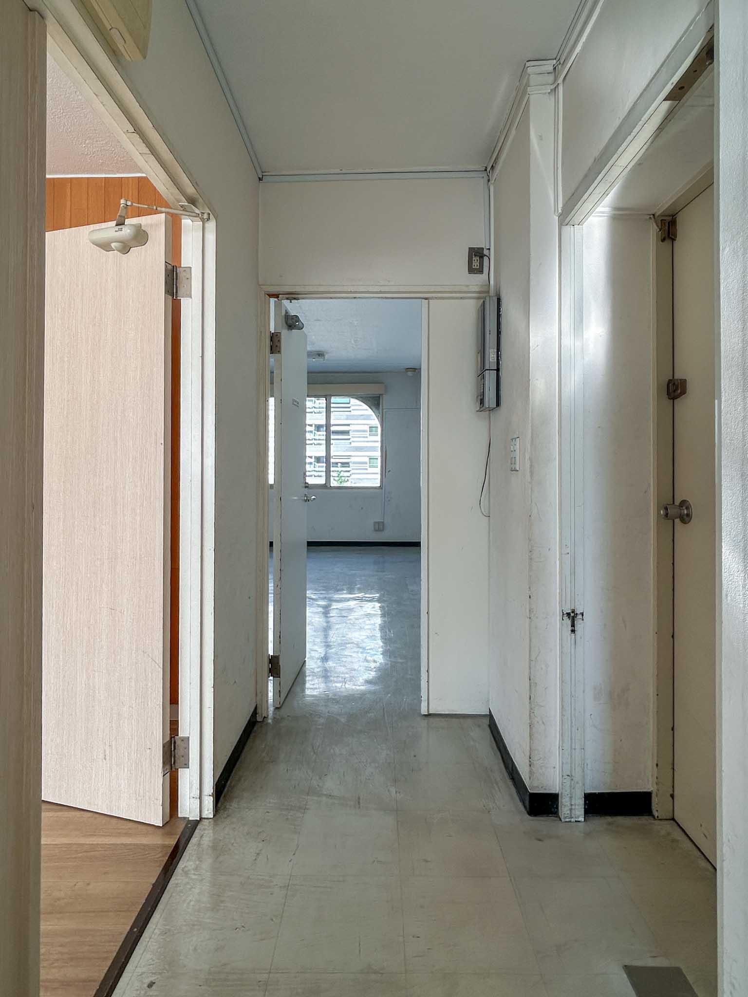 品川区上大崎の賃貸物件/トイレ側からみて、左手が西側スペース、正面が東側スペース。右手に出入り口
