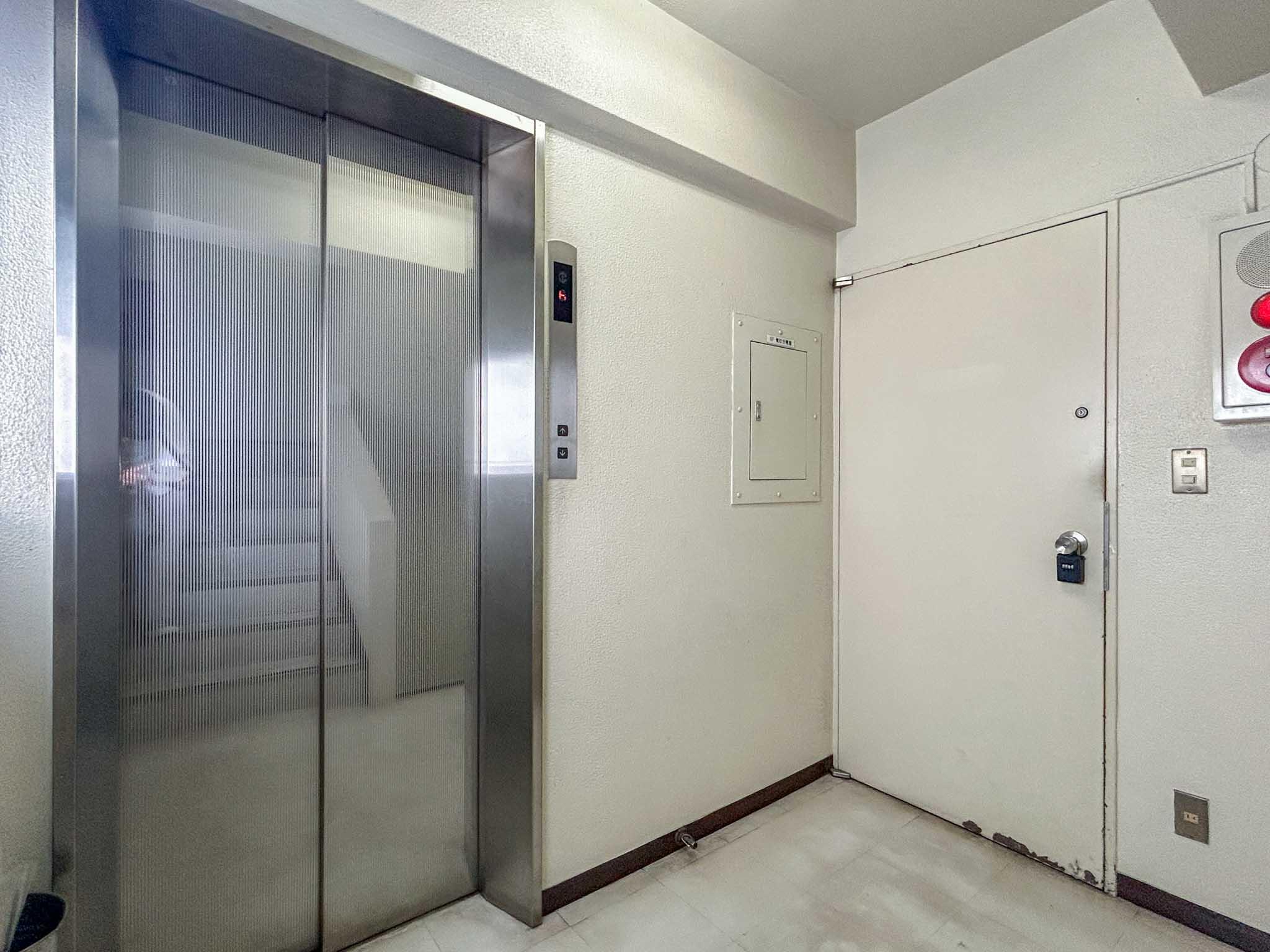 品川区上大崎の賃貸物件/共用部。出入口はエレベーターの目の前