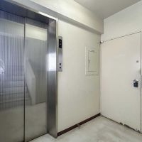 品川区上大崎の賃貸物件/共用部。出入口はエレベーターの目の前