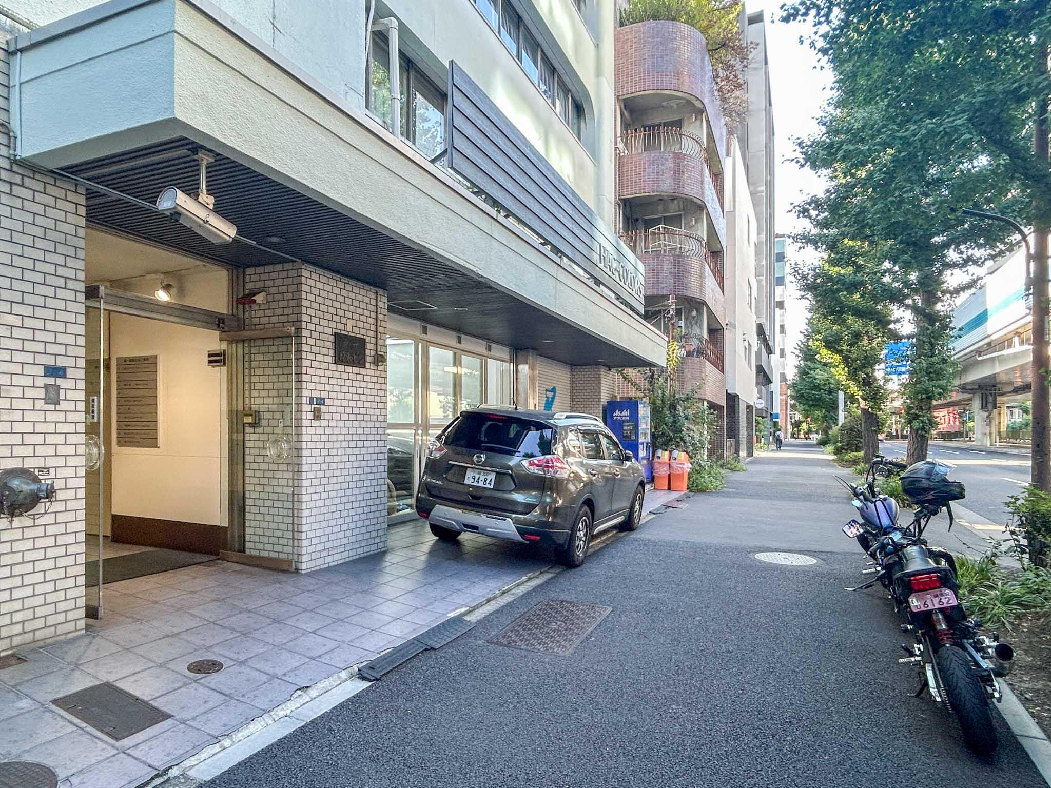 品川区上大崎の賃貸物件/一階には自動車修理の会社が入っています