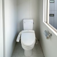 中央区東日本橋の賃貸物件/トイレ。大きな窓がついていて開放的