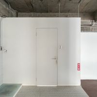 中央区東日本橋の賃貸物件/タイルフロアの奥にはトイレ