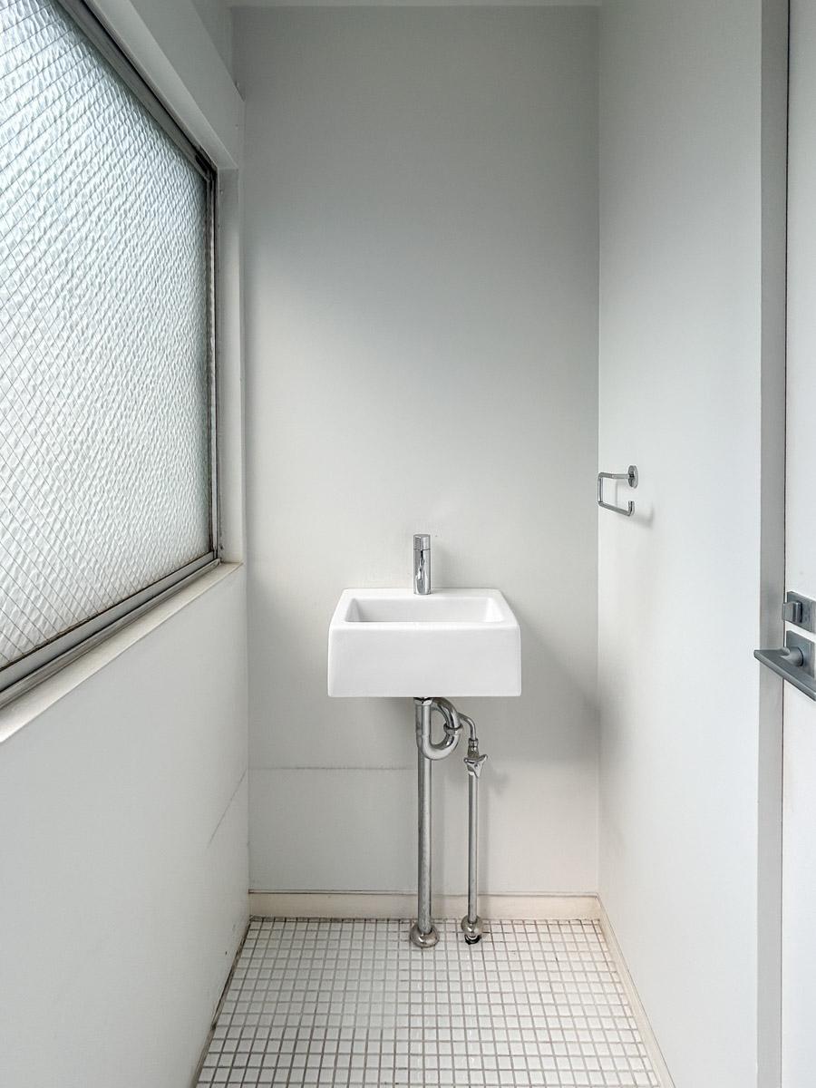 中央区東日本橋の賃貸物件/トイレ内にも洗面台がついています