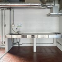 中央区東日本橋の賃貸物件/キッチン。2口のガスコンロが搭載されています