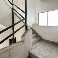 中央区東日本橋の賃貸物件/時代を感じるソリッドな共用部階段